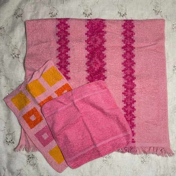 Vintage Other - vintage 70s Cannon + Cone pink geometric towel set — 3-piece — 100% cotton — USA